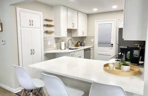 Grandview Heights Apartment | Modern Deco Flat - Mins to Everything❕