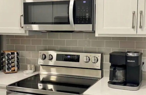 Grandview Heights Apartment | Modern Deco Flat - Mins to Everything❕