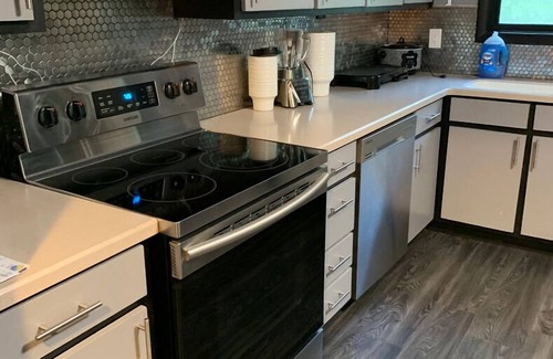 High Point House | Modern Decor House in quiet and safe neighborhood