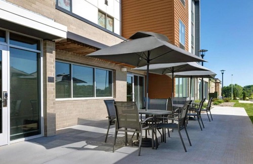 Aurora House | Modern Denver Hotel Minutes from Downtown & DEN Airport