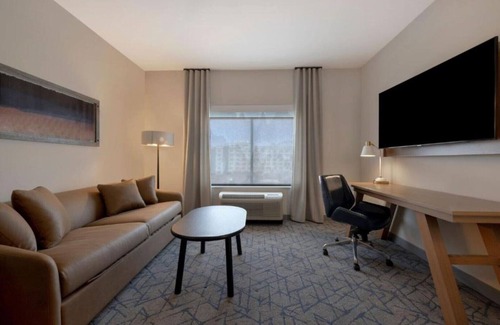 Aurora House | Modern Denver Hotel Minutes from Downtown & DEN Airport