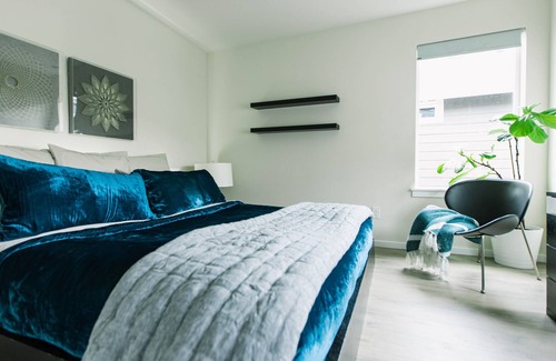 Auburn House | Modern Designer Home with Hot Tub, Deck, WIFI, Grill & Garden Views