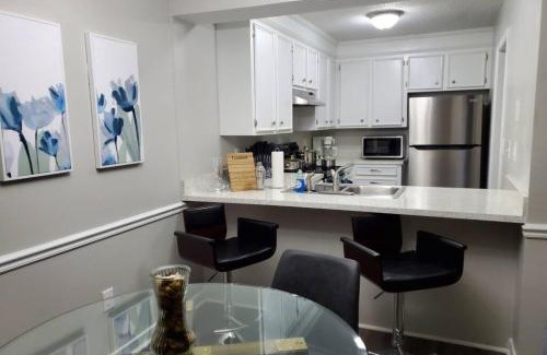 Tougaloo House | Modern Designer Townhouse 2Br Ideal for Long Stays!