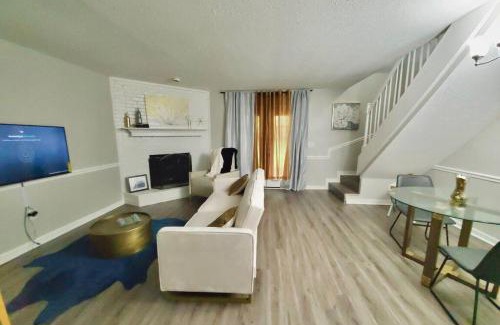 Tougaloo House | Modern Designer Townhouse 2Br Ideal for Long Stays!