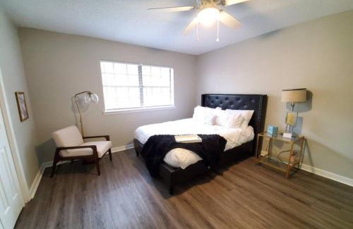 Tougaloo House | Modern Designer Townhouse 2Br Ideal for Long Stays!