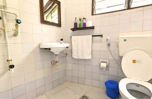 Diani Beach Apartment | Modern Diani studio near Carrefour with pool; AC use via guest-paid tokens.nnnn