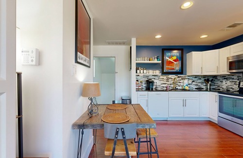 East Cesar Chavez Apartment | Modern, Dog-Friendly Flat with WiFi & Garage Parking - Unbeatable Location