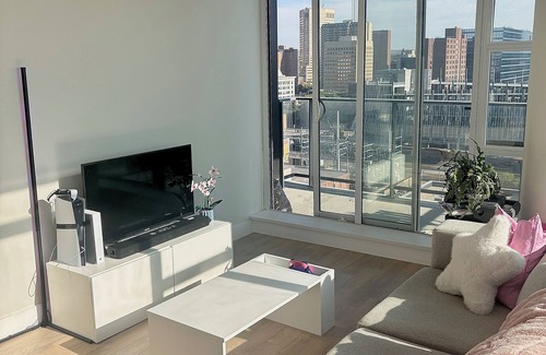 Victoria Park Apartment | MODERN DOWNTOWN APARTMENT - Only a 5 minute walk to the Stampede grounds.