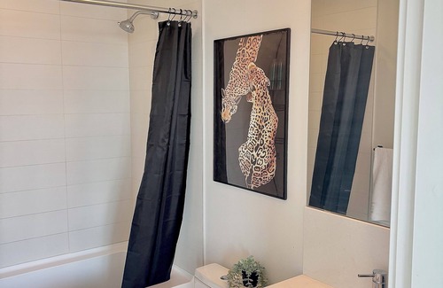 Victoria Park Apartment | MODERN DOWNTOWN APARTMENT - Only a 5 minute walk to the Stampede grounds.