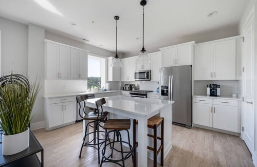 Central Business District Apartment | Modern Downtown Condo with River Views