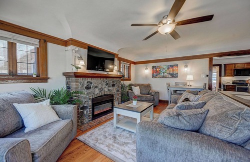 Bay View House | Modern Elegance: 5 Min to Downtown + Pet Friendly