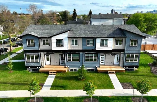 North Central Edmonton House | Modern entire stylish 3 bedroom home in downtown Edmonton.