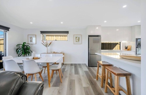 Rokeby House | Modern Escape, 2 Bed/Bath 12km to CBD/Airport.