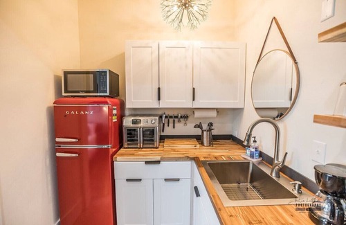 Downtown Apartment | Modern Escape | Downtown Hotspot Near Hospitals