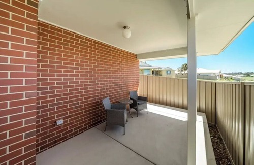 Gobbagombalin Apartment | Modern Escape in Quiet Neighbourhood