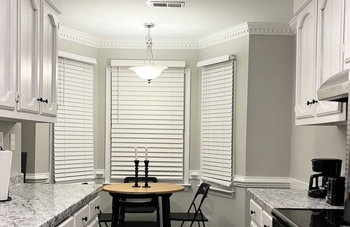 Chesapeake House | Modern Escape King Suite- 8 mins from greenbrier mall