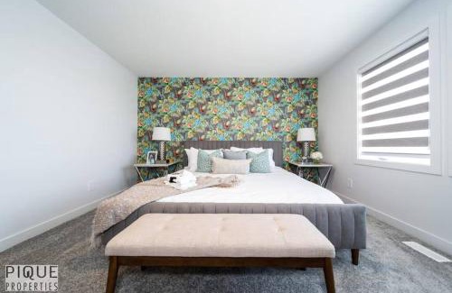 Southwest Edmonton Apartment | Modern Executive Home-Sleeps12-KingBeds-FullHouse