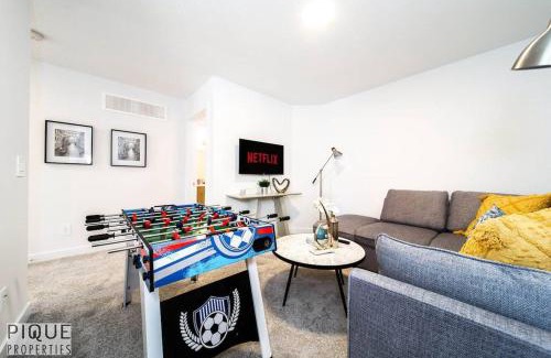 Southwest Edmonton Apartment | Modern Executive Home-Sleeps12-KingBeds-FullHouse