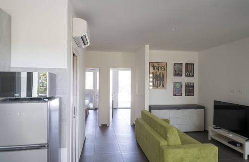Zona XXX Castel Fusano Apartment | Modern Family 2 BR Apartment in Residential Area