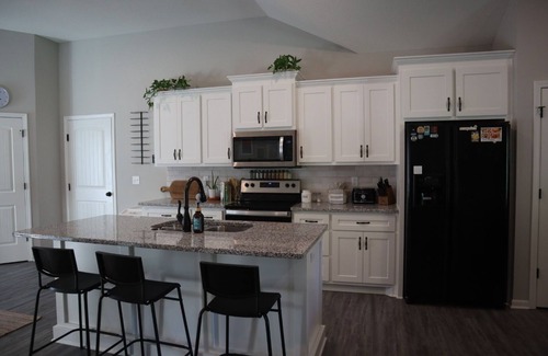 North Kansas City House | Modern, Family-Friendly Space, Quick KC Downtown, Driveway, Quiet Road & Nature!