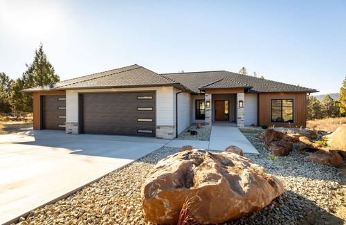 Klamath Falls House | Modern family home with game room, at the Runnning Y Resort.