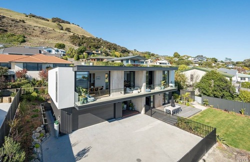 Nelson House | Modern Family home with Views, Sunsets and Space in Atawhai. 8 mins to Nelson.