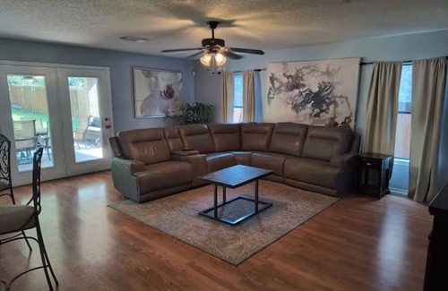 Braun's Farm House | Modern Family Retreat/Stylish 3BR + GAMEROOM Near Six Flags & SeaWorld