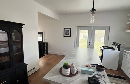 Gladstone House | Modern Family Retreat, 3 Blocks from Beach