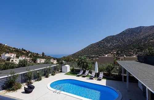 Vlichada Villa | Modern family villa w/private pool & bbq, close to Bali beach