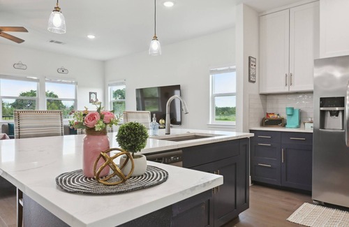 Paige House | Modern Farmhouse in McDade on 3 acres with Backyard Firepit and Fooseball Table!
