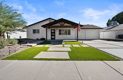 Gililland House | Modern Farmhouse Resort with Private Pool in the heart of Tempe. Dog Friendly!