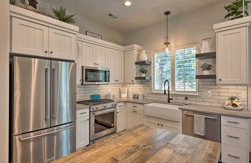 Woodland Estates House | Modern Farmhouse w/Patio, Grill & Mtn Views!