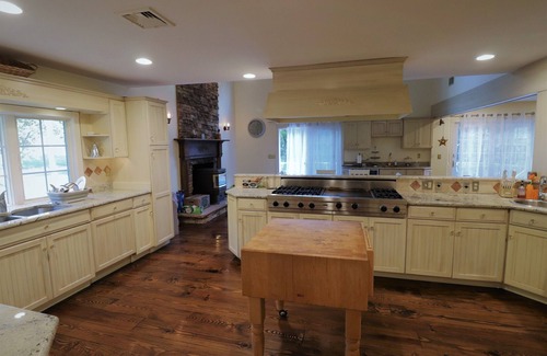Greendell House | Modern Farmhouse w/Private Pool, Tennis Court, Gym, Fast WIFI, 1hr from NYC