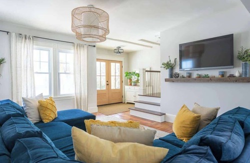 Portsmouth House | Modern Farmhouse with Large Yard