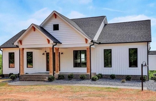 Arvonia House | Modern Farmhouse with VIEWS!