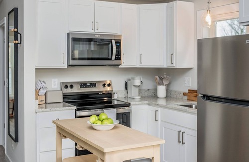 Daniels Hill House | Modern, Fast Wifi, Great Views near Downtown!