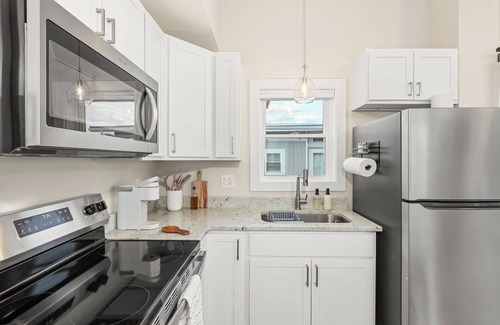 Daniels Hill House | Modern, Fast Wifi, Great Views near Downtown!