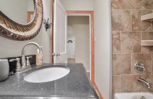 Jackson House | Modern*Fast WiFi*King Bed*Jackson, Missouri