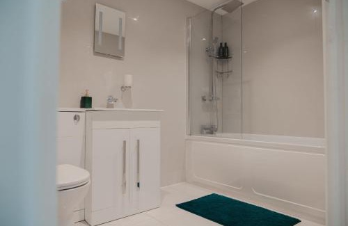 Wolverhampton Apartment | Modern Flat l Molineux 5 Min l Smart TV l WiFi l Free Parking
