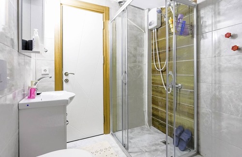 Goynuk Apartment | Modern Flat w Balcony 5 min to Beach in Kemer