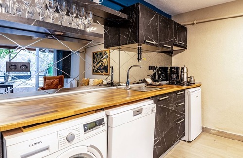 Rasimpasa Apartment | Modern Flat with Backyard in Kadikoy