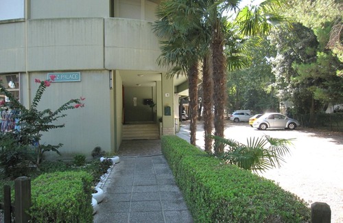 Grado Pineta Apartment | Modern flat with balcony and lift at Grado Pineta