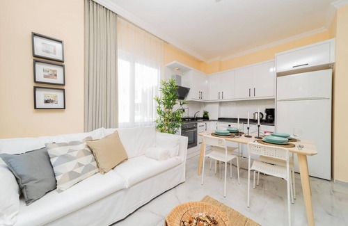 Avsallar Apartment | Modern Flat with Shared Pool and Balcony in Alanya