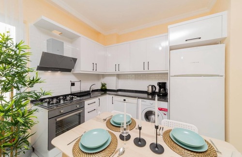 Avsallar Apartment | Modern Flat with Shared Pool and Balcony in Alanya