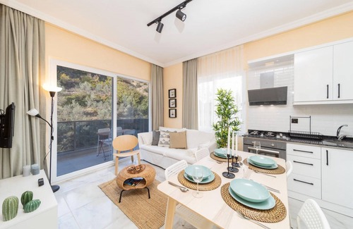 Avsallar Apartment | Modern Flat with Shared Pool and Balcony in Alanya