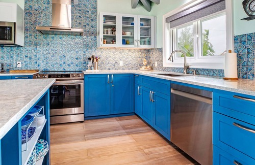 Pelican Point House | Modern Four Bedroom Home ON THE BEACH in Grand Bahama