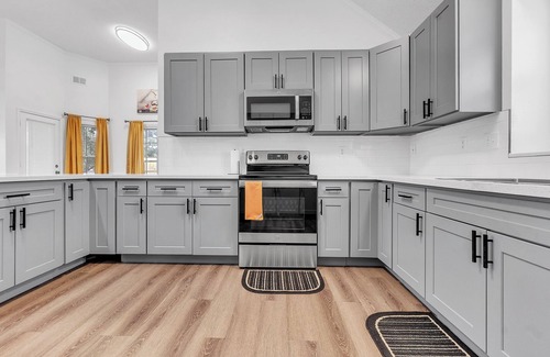 Southwind House | Modern, Freshly Updated 5- Bedroom Brick Home just Minutes from the airport.