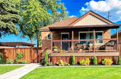 Hamilton House | Modern Full House with a relaxing Hot Tub