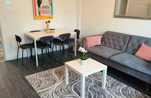 Salford House | Modern Fully furnished 3 Bedroom Family House With Garden And Parking