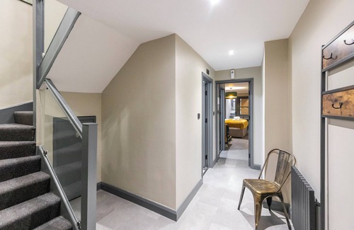 Kings Cross St. Pancras House | Modern & Funky 3-BR Duplex with Games Room & Sauna